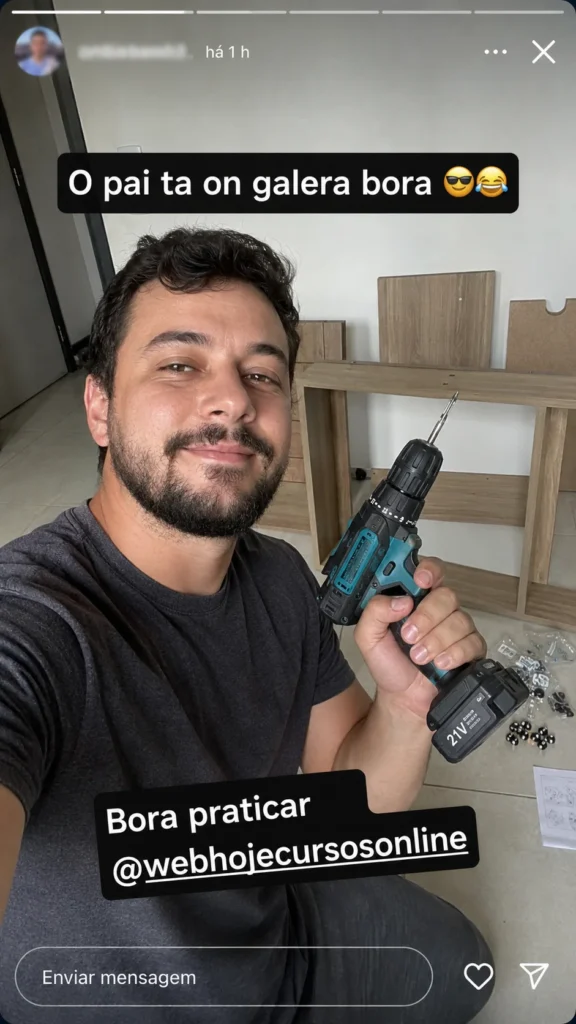 Retrato apresentado na seção de depoimentos, com homem segurando uma ferramenta.